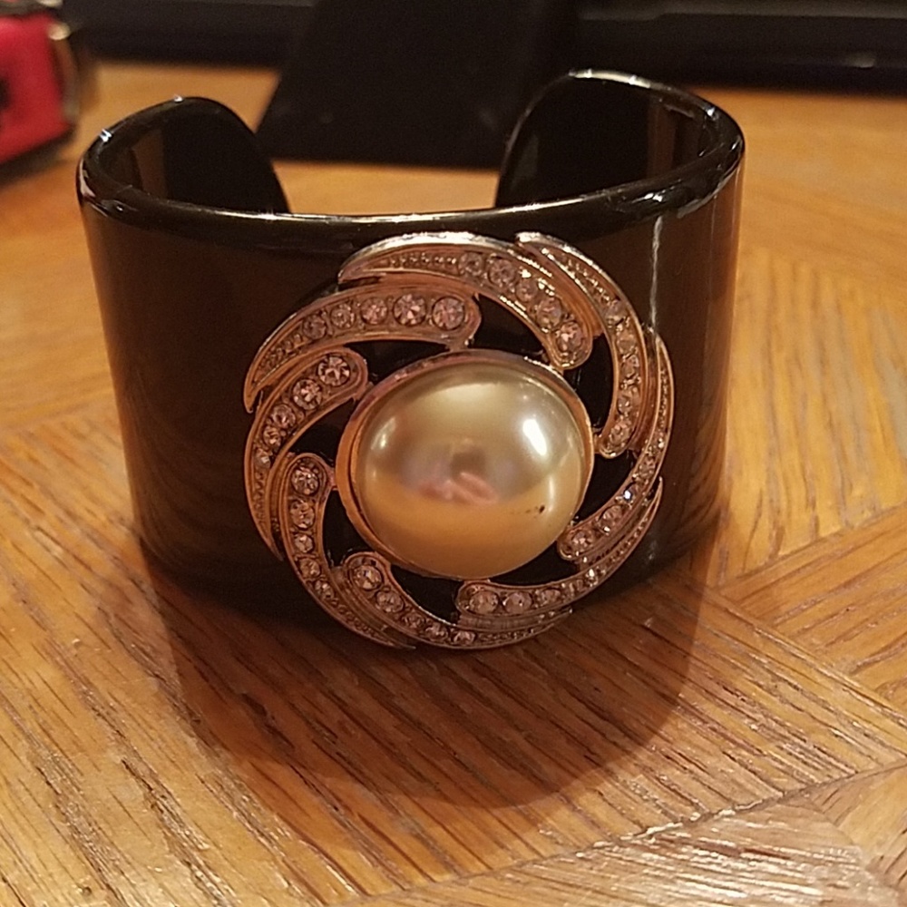 Small Black with Flower and Pearl Cuff Banana Rep